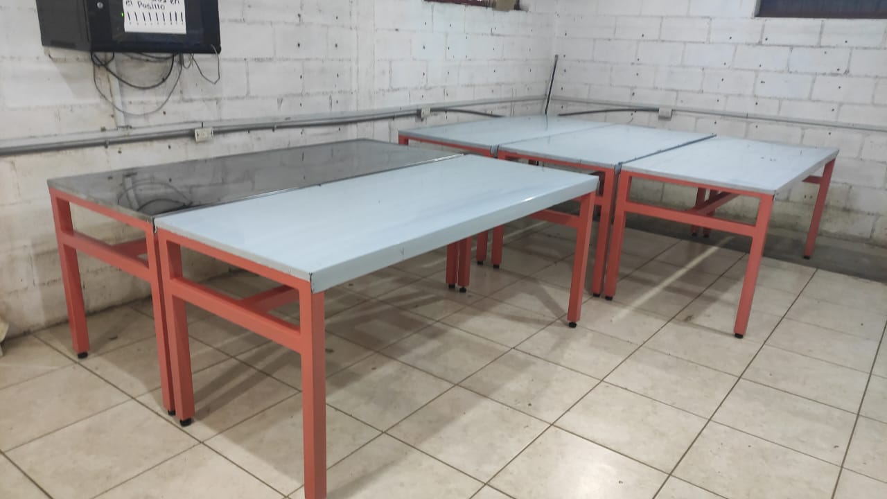 Mesa de trabajo con cubierta de acero inoxidable